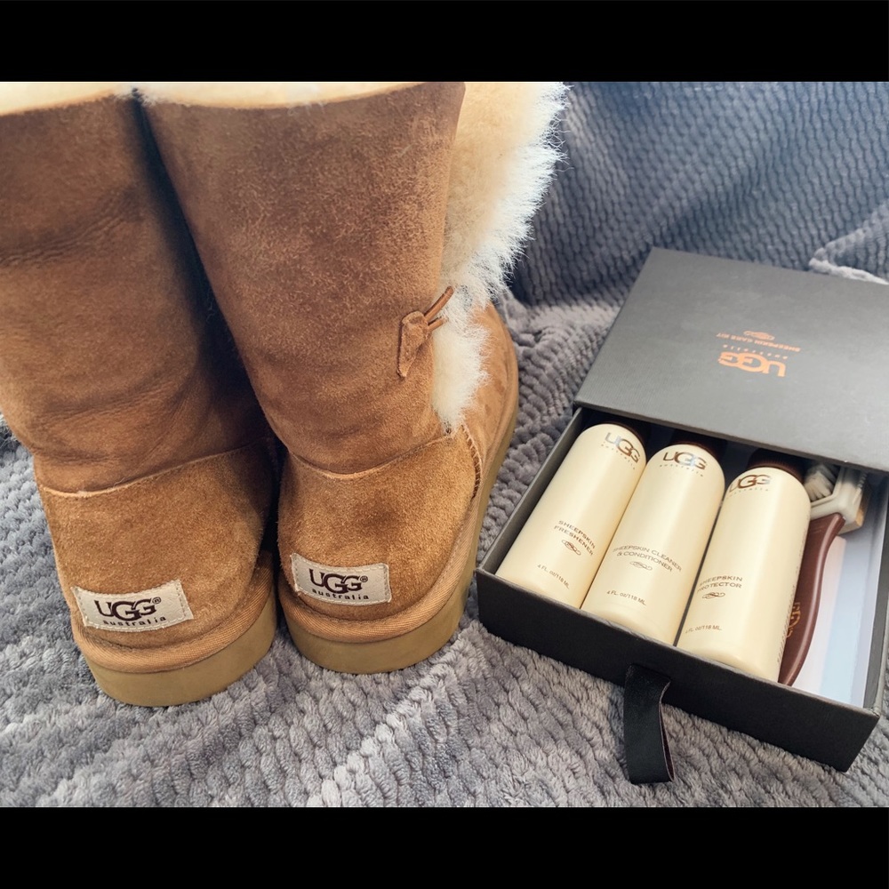 Ugg’s Bailey Button in Chestnut with Care Kit and Original Box